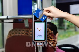 Los pasajeros podrán abonar directamente al subir al autobús con solo acercar su tarjeta ATM nacional NAPAS (Foto: VNA)