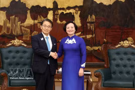 La viceprimera ministra vietnamita, Pham Thi Thanh Tra, recibe al gobernador de la prefectura japonesa de Aichi, Omura Hideaki. (Foto: VNA)