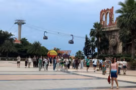 Los turistas experimentan el teleférico Hon Thom en Phu Quoc (Foto: VNA)