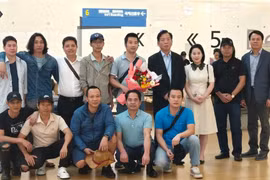 Funcionarios de la Embajada de Vietnam en Corea del Sur se reúnen con los marineros y los despiden antes de su partida rumbo a Vietnam. (Foto: Embajada de Vietnam en Corea del Sur).