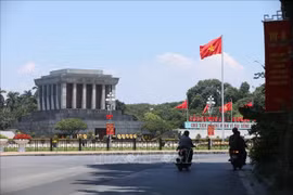 Las calles de Hanoi están llenas de flores y banderas a la llegada de las efemérides nacionales importantes (Foto ilustrativa: VNA)