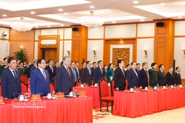El secretario general del Partido Comunista de Vietnam, To Lam, y los delegados realizan la ceremonia de saludo a la bandera. (Foto: VNA)