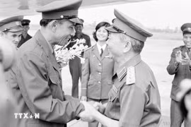 El ministro de Defensa de Vietnam, general Vo Nguyen Giap (derecha), recibió al viceprimer ministro y titular de Defensa de Laos, Khamtay Siphandone, durante su visita a Vietnam en 1977. (Foto: VNA)