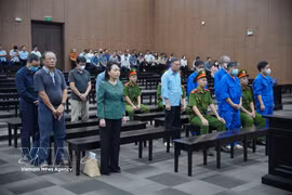 Los acusados ​​escuchan mientras el tribunal pronuncia las sentencias. (Foto: VNA)