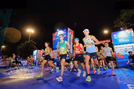Atletas participan en la carrera Hai Phong Legacy Marathon 2026. (Foto: VNA)