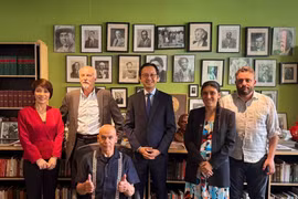El embajador Do Hung Viet y delegados participantes en la cita (Foto: VNA)