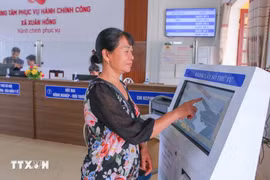 Una ciudadana realiza una solicitud en el Centro de Servicios de Administración Pública de la comuna de Xuan Hong, provincia de Ninh Binh. (Foto: VNA)
