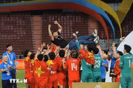 La selección vietnamita celebra su victoria (Foto: VNA)