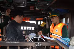 Verifican documentación y procedimientos de los buques pesqueros antes de su partida. Foto: VNA
