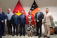 El embajador de Vietnam en Australia, Pham Hung Tam (cuarto, a la izquierda), se reúne ​​con Robyn Cahill, ministra de Comercio, Empresa y Relaciones con Asia del Territorio del Norte de Australia (tercero, a la derecha). Foto: VNA