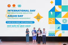 Nguyen Hoang Hiep, Viceministro de Agricultura y Medio Ambiente, y Pauline Tamesis, Coordinadora Residente de la ONU en Vietnam, entregaron flores en reconocimiento a la OMS y la OIM como miembros de la alianza. Foto: VNA