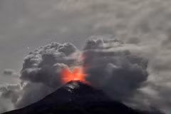 El monte Lewotobi Laki-Laki arrojó material volcánico en el este de Flores, provincia de Nusa Tenggara Oriental, Indonesia (Fuente: Xinhua)