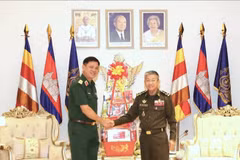 El teniente general Nguyen Truong Thang (izquierda) y el general Chay Saingyun, secretario de Estado del ministerio de Defensa Nacional de Camboya (Fuente: VNA)