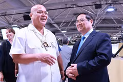 El primer ministro de Vietnam, Pham Minh Chinh (derecha) y su homólogo de Tuvalu, Feleti Penitala Teo (Fuente: VNA)