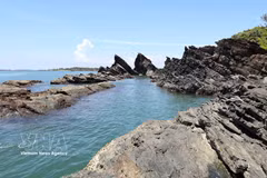 Belleza virginal de un monumento geológico en medio del mar