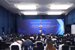 El viceministro de Relaciones Exteriores Nguyen Manh Cuong habla en la cita (Fuente: VNA)