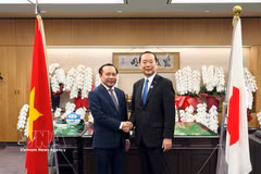 El ministro Vu Hai Quan (izquierda) y el ministro japonés de Asuntos Internos y Comunicaciones, Fujii Hisayuki, acuerdan continuar manteniendo el mecanismo de intercambio bilateral. Foto: VNA
