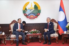El embajador de Vietnam en Laos, Nguyen Minh Tam y el ministro de Relaciones Exteriores de Laos, Thongsavanh Phomvihane (Fuente: VNA)