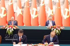 El secretario general del Partido Comunista de Vietnam y presidente de la República, To Lam, y el secretario general del PCCh y presidente de China, presencian la firma de los acuerdos de cooperación (Fuente: VNA)