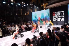 El 4 de agosto de 2025, el Desfile de Moda para Personas con Discapacidad de Vietnam 2025 (VDFS), con el lema "La forma de la voluntad", se inauguró oficialmente en el Museo de Bellas Artes. Foto: VNA.