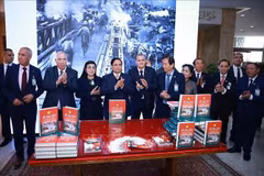 El primer ministro Pham Minh Chinh (cuarto por la izquierda) y su esposa asisten en Argelia a la presentación de la traducción al árabe de Dien Bien Phu. (Foto: VNA)