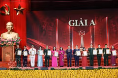 Tran Cam Tu, miembro del Buró Político y permanente del Secretariado del Comité Central del Partido Comunista de Vietnam, y Bui Thi Minh Hoai, presidenta del Comité Central del Frente de la Patria de Vietnam, entregaron el Premio A a los autores y grupos de autores. (Foto: VNA)