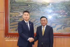 Tran Cam Tu, miembro del Buró Político y permanente del Secretariado del Comité Central del Partido Comunista de Vietnam, y Thongly Sisoulith, secretario de la Unión de la Juventud Revolucionaria de Laos (Fuente: VNA)