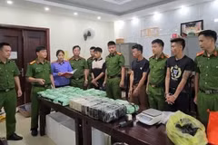 La policía arresta a dos sospechosos y confisca 60 barras de heroína y 37 kilogramos de metanfetamina. (Fuente: laodong.vn)