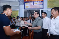 El primer ministro Pham Minh Chinh visita al Centro de Servicios de Administración Pública de la comuna de My Hiep, en la provincia de Dong Thap. (Foto: VNA)