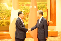 El vicepresidente de la Asamblea Nacional de Vietnam, Tran Quang Phuong (izquierda) y Zhao Leji, titular del Comité Permanente de la Asamblea Popular Nacional de China. (Foto: VNA)