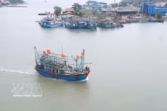 Un gran buque pesquero está entrando en el estuario de Lach Quen (comuna de Quynh Phu, provincia de Nghe An). Foto: VNA