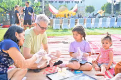Turistas internacionales participan con entusiasmo en las actividades relacionadas con el Festival del Medio Otoño. (Foto: VNA)