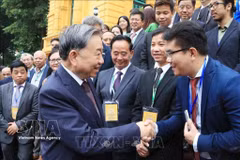 El secretario general del PCV y presidente de Vietnam, To Lam, junto con destacados vietnamitas residentes en el extranjero, asisten a la IV Conferencia Mundial de Vietnamitas en el Extranjero (Fuente: VNA)