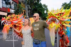 El festival callejero "Colores de los Cinco Continentes" tuvo lugar en la calle peatonal del lago Hoan Kiem, atrayendo a un gran número de lugareños y visitantes internacionales. (Foto: VNA)