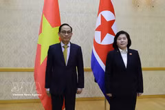 El enviado especial del secretario general del Partido Comunista de Vietnam (PCV) y presidente de la República, To Lam, el ministro de Relaciones Exteriores, Le Hoai Trung, y la canciller del país anfitrión, Choe Son Hui (Fuente: VNA)