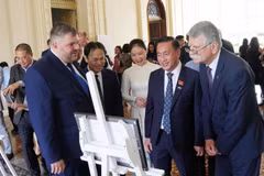 Presidente del Parlamento húngaro asiste a exposición fotográfica sobre Ciudad Ho Chi Minh