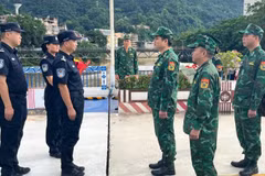 Las fuerzas de guardia fronteriza de la provincia vietnamita de Lao Cai y china de Honghe lanzan las patrullas conjuntas del año 2026 (Fuente: VNA)