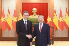 El secretario general del Partido Comunista de Vietnam, To Lam (derecha) y el presidente del Gobierno de España, Pedro Sánchez (Fuente: VNA)