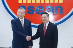 El secretario general del Partido Comunista de Vietnam, To Lam, (izquierda) recibe al secretario general de ASEAN, Kao Kim Hourn (Fuente: VNA)
