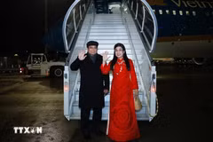 El primer ministro de Vietnam, Pham Minh Chinh, y su esposa regresan a Hanoi luego de concluir con éxito su gira europea (Fuente: VNA)