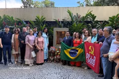 En la ceremonia de colocación de ofrendas florales en el monumento al presidente Ho Chi Minh en Río de Janeiro. (Foto: VNA)