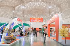 Los visitantes recorren los stands de la feria. Foto: VNA