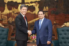 El primer ministro de Vietnam, Pham Minh Chinh, recibie a Chan Chun Sing, ministro coordinador de los Servicios Públicos y titular de Defensa de Singapur (Fuente: VNA)