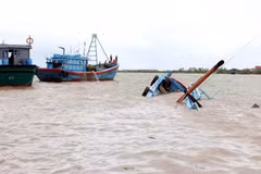 Equipos de rescate rescatan a toda la tripulación de una embarcación volcada y la trasladan a la orilla sana y salva en el río Chang, distrito de Quang Yen, provincia de Quang Ninh. (Foto: VNA)
