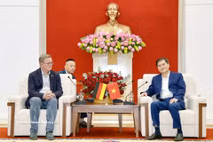 El vicepresidente del Bundestag, Bodo Ramelow, sostiene reunión con el vicepresidente del Comité Popular de Quang Ninh, Bui Van Khang (Fuente: VNA)