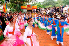 La danza Cham es interpretada por mujeres jóvenes durante la procesión ritual en la que se exhibe el atuendo de la diosa Po Sah Inu. Foto: baolamdong.vn