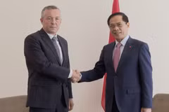 El viceprimer ministro y canciller de Vietnam, Bui Thanh Son (derecha) y el enviado especial del presidente de Chile, Heraldo Muñoz (Fuente: VNA)