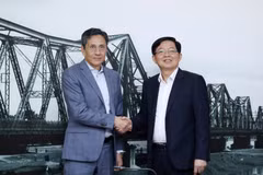 El viceprimer ministro de Vietnam, Ho Quoc Dung, y Roland Staub, presidente de la empresa FS Finance Suisse AG de Suiza (Fuente: VGP)