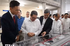 El embajador de Vietnam en Cuba, Le Quang Long (tercero desde la izquierda), y el canciller cubano Bruno Rodríguez (segundo desde la izquierda) visitan el espacio fotográfico sobre las relaciones entre Vietnam y Cuba. (Foto: Viet Hung/VNA)