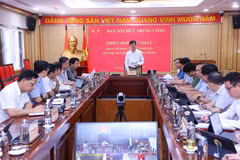 El miembro del Buró Político, secretario del Comité Central del PCV y jefe de su Comisión de Organización, Nguyen Duy Ngoc, habla en la cita (Fuente: VNA)